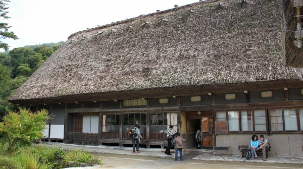 Résidence Wada (Shirakawa-go), entrée de la grande maison au toit de chaume