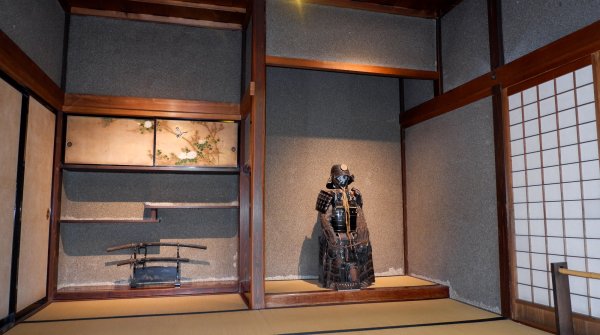 Maison de samurai Aoyagi-ke (Kakunodate), Exposition d'une armure de guerrier dans une pièce de style shoin-zukuri