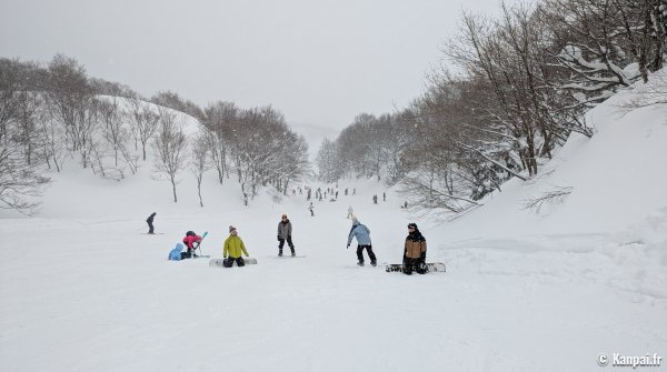 GALA Yuzawa Ski Resort (Niigata), piste de ski et snowboard dans la forêt