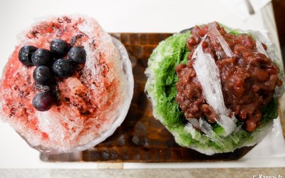 Kakigori à la myrtille et thé matcha haricot azuki au restaurant Darumaya (だるまや餅菓子店) à Tokyo