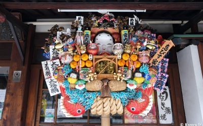 Shibamata (Tokyo), exposition chez un commerçant de son râteau porte-bonheur Kumade