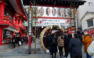 Asakusa Otori-jinja (Tokyo), foule au sein du sanctuaire pour Hatsumode début janvier