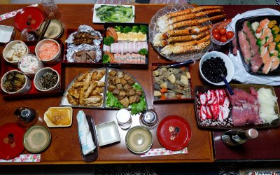 Cuisine Osechi ryori, table dressée avec les plats japonais du Nouvel An