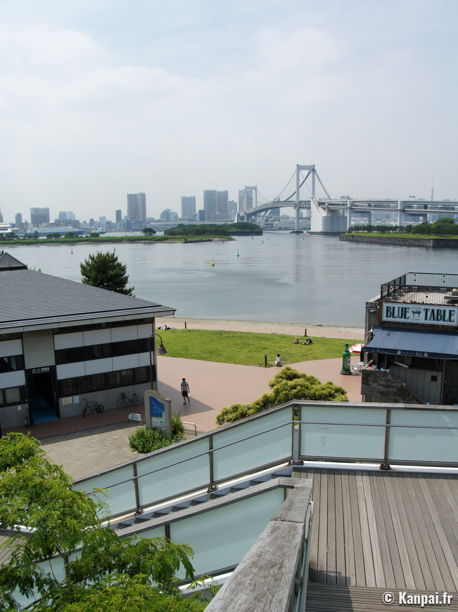 Ville De Tokyo De Croisement De Pont Suspendu D'arc-en-ciel Du